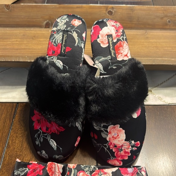 Brand new Victoria’s Secret slippers with bag - Picture 3 of 11
